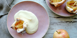 Beitragsbild des Blogbeitrags Apfelstrudel Päckchen mit Vanillesauce