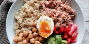 Beitragsbild des Blogbeitrags Thunfisch – Avocado – Quinoa – Bowl 