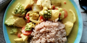 Beitragsbild des Blogbeitrags Zitronen-Huhn Curry mit Couscous 