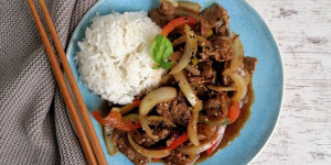 Beitragsbild des Blogbeitrags Chinesisches Rindfleisch mit Knoblauch, Zwiebeln und Paprika 