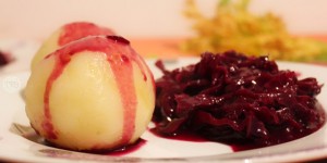 Beitragsbild des Blogbeitrags Rotkraut mit veganen Kartoffelknödel