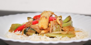 Beitragsbild des Blogbeitrags Erdnuss-Asia Pfanne #vegan