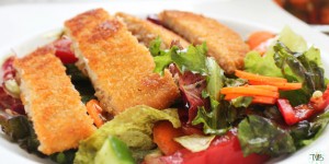 Beitragsbild des Blogbeitrags Salat mit Veggie Schnitzelstreifen #vegan