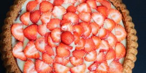 Beitragsbild des Blogbeitrags Erdbeerkuchen mit Pudding-Creme #vegan 
