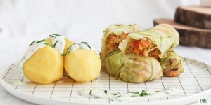 Beitragsbild des Blogbeitrags Krautrouladen mit Bulgur und Gemüse #vegan