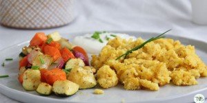 Beitragsbild des Blogbeitrags Polenta Sterz mit buntem Ofengemüse #vegan 