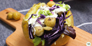 Beitragsbild des Blogbeitrags Ofenkartoffel mit Rotkraut und Maroni #vegan