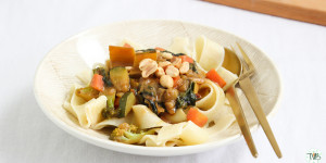 Beitragsbild des Blogbeitrags Nudeln mit veganer Erdnuss-Gemüsesauce alla Tschaakii