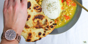 Beitragsbild des Blogbeitrags Veganes Kichererbsen-Curry mit Naan-Brot | #Zeitfürmich mit Holzkern 