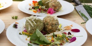 Beitragsbild des Blogbeitrags Das beste Knödelrezept: Speckknödel mit Eierschwammerl