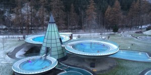 Beitragsbild des Blogbeitrags Aqua Dome: James Bond, Ski und Wellness 