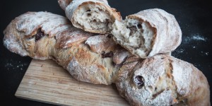 Beitragsbild des Blogbeitrags Sauerteig-Wurzelbrot mit Oliven und Rosmarin