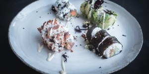 Beitragsbild des Blogbeitrags Sushi: Maki mit Forelle, Eierschwammerl und Speck