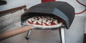 Beitragsbild des Blogbeitrags Ooni Koda 12 Review: der Pizzaofen für zu Hause 