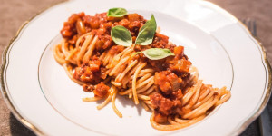Beitragsbild des Blogbeitrags Vegane Spaghetti Bolognese mit Sojahack & Battuto
