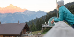 Beitragsbild des Blogbeitrags Whitepod Eco-Luxury Hotel im Wallis: Glamping in der Schweiz