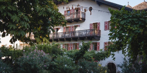 Beitragsbild des Blogbeitrags Weingut & Hotel Stroblhof in Eppan: Wo Tradition auf Moderne trifft 