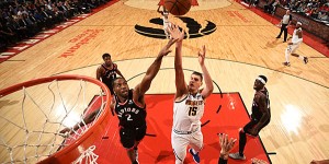Beitragsbild des Blogbeitrags NBA: Jokic dominiert! Nuggets gewinnen Krimi gegen Toronto 
