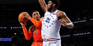 Beitragsbild des Blogbeitrags NBA: Westbrook nach hartem Foul sauer auf Embiid 