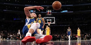 Beitragsbild des Blogbeitrags NBA: Warriors-Sieg bei den Lakers: Curry-Slapstick, heißer Klay & Bank-Streit 