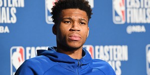 Beitragsbild des Blogbeitrags NBA: Medien-Zoff? Giannis lässt Reporterin sitzen