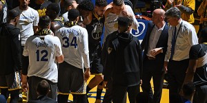 Beitragsbild des Blogbeitrags NBA: Beim Dunk gefoult! Klay zieht sich Kreuzbandriss zu