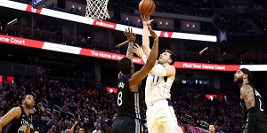 Beitragsbild des Blogbeitrags NBA: Doncic solide, Kleber stark, Powell perfekt – Mavs-Blowout gegen Warriors 