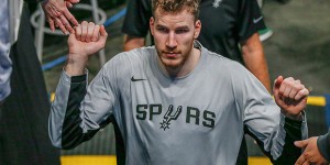 Beitragsbild des Blogbeitrags NBA: Jakob Pöltl skeptisch bei NBA-Restart