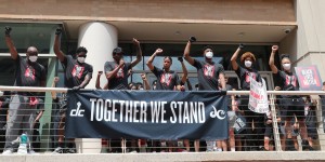 Beitragsbild des Blogbeitrags NBA: Spieler dürfen wohl Slogans für soziale Gerechtigkeit auf Trikots tragen