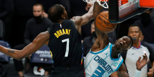 Beitragsbild des Blogbeitrags NBA: KD und Kyrie stolpern in Charlotte – Favoritenstürze im Osten und dramatischer erster Warriors-Sieg 