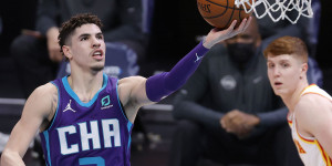 Beitragsbild des Blogbeitrags NBA: Triple-Double! LaMelo überragt und schreibt Geschichte – Heat müssen zittern