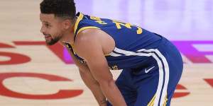 Beitragsbild des Blogbeitrags NBA: Curry historisch, Warriors chancenlos – Mavs gehen gegen Texas-Rivalen unter