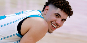 Beitragsbild des Blogbeitrags NBA: Rookie Watch: Wie LaMelo Ball eine graue Maus wachküsste – und die Top 10