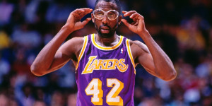 Beitragsbild des Blogbeitrags NBA: Legende Worthy wird 60: Wie aus einem Muttersöhnchen “Big Game James” wurde 