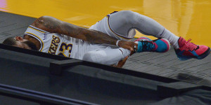 Beitragsbild des Blogbeitrags NBA: “Habe ihn noch nie so schreien hören!” LeBron droht länger auszufallen – Lakers sauer 