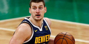 Beitragsbild des Blogbeitrags NBA: Jokic brilliert bei 2OT-Krimi – umstrittener Booker-Winner erlegt MIL