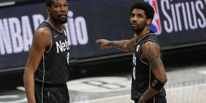 Beitragsbild des Blogbeitrags NBA: Durant überragt bei Comeback – auch Irving bärenstark: Nets gewinnen Spitzenspiel gegen Suns 