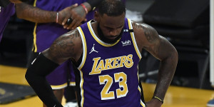 Beitragsbild des Blogbeitrags NBA: LeBron nach Verletzungspause: “Werde niemals wieder 100 Prozent sein”