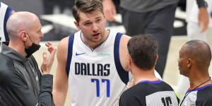 Beitragsbild des Blogbeitrags NBA: Unsportliches Foul: Doncic vom Court geworfen
