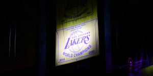 Beitragsbild des Blogbeitrags NBA: Lakers enthüllen 17. Banner – Updates zu LeBron und Schröder