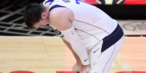 Beitragsbild des Blogbeitrags NBA: Kommentar zum Playoff-Aus der Mavs: Besorgt Doncic endlich Hilfe!