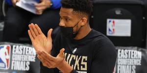 Beitragsbild des Blogbeitrags NBA: Spielt Giannis in den Finals? Bucks-Coach gibt Update 