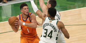 Beitragsbild des Blogbeitrags NBA: Giannis-Block zum Sieg! Bucks gewinnen und gleichen die Finals aus 