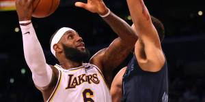 Beitragsbild des Blogbeitrags NBA: Drama in Hollywood! Lakers holen ersten Sieg – Melo schreibt Geschichte