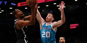 Beitragsbild des Blogbeitrags NBA: Nets verpatzen Heimauftakt – Kyrie-Proteste vor der Halle