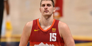 Beitragsbild des Blogbeitrags NBA: “Nichts Ernstes”: Malone gibt Entwarnung bei Jokics Knie