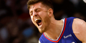 Beitragsbild des Blogbeitrags NBA: Hartenstein beißt sich in L.A. fest: Die Ochsentour zahlt sich aus!