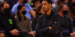 Beitragsbild des Blogbeitrags NBA: Zukunft von Rockets-Coach Silas offen