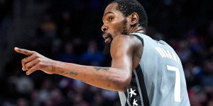 Beitragsbild des Blogbeitrags NBA: Unfassbarer Durant mit Saisonrekord – Mavs siegen ohne verletzten Doncic