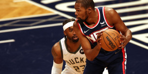 Beitragsbild des Blogbeitrags NBA: Chancenlos gegen die Bucks: Durant hofft auf Hilfe von Irving 